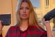 【動画】ロシア美女、シャネル抗議で高級バッグをハサミで切り刻む動画を投稿してしまうｗｗｗ