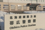 67歳男性、同居する60代女性にタラコを投げつけ逮捕。「ゴミ箱に投げたら当たった」。女性にケガはなし