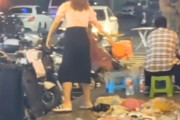 【動画】中国、自分の店より露店の方が売上が良くて、露店周りにゴミばら撒き嫌がらせ！