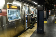 【アメリカ】ニューヨークの地下鉄、新型コロナ殺菌に紫外線ランプを導入