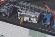 【東名】静岡放送の中継車横転…「強風にあおられ車がバランスを崩した」