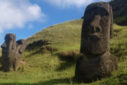 モアイ像の下の部分が暴かれる