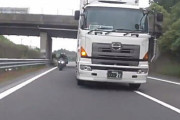 これはトラックの死角？大型トラックに幅寄せされたバイクの動画がぎゃあああ。