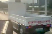 【動画】中国で運転席を無くしたロボットトラックが走っているのが目撃される。