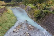 【これは酷い】山梨県上野原市の川に約100リットルのペンキを不法投棄 → 川が白濁し魚死ぬ 「認識不足だった。申し訳ない」