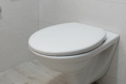 コンビニのトイレが使用中で待っていると俺好みの美人が出てきた。なぜかトイレ前ですれ違うと睨まれたんだけど... → 入った瞬間、俺「マジかよコレ！？」→ なんとそこには…