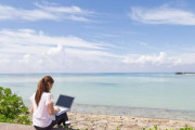 休暇を楽しみながら仕事する「ワーケーション」　やってみたい人は2割のみ