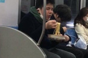 【画像】また食事中の人間が電車内にワープさせられる