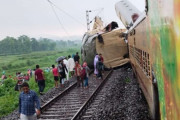 【画像】少なくとも13人が死亡したインドの列車衝突事故、そうはならんやろ状態に…