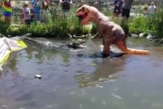 【画像】恐竜の着ぐるみを着てワニに近づいたらどうなるか実験してみた結果ｗｗｗｗｗｗｗｗ