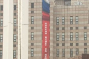 「勝利はわれわれのもの」ソウルのロシア大使館に垂れ幕…韓国政府が撤去要請も応じず！