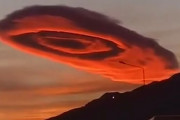 トルコの上空に出現した怪奇な雲…動物の唇のような赤いバラの画のようなもの！