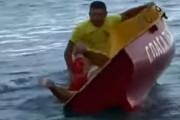【珍事】ボートで海に向かった救助隊、まるでコントのようにボートから落ち周囲の笑いを誘う