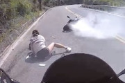 【動画】短パン生足でバイクに乗っていた女の子、盛大に事故ってしまう(´･_･`)