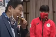【炎上】名古屋市長・河村たかしさん、女子ソフト選手の金メダルを突然かじりだし批判殺到 「キモすぎ」「最悪」