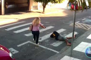 【動画】　ブラジルのママさん、強盗を返り討ちしてしまう・・・