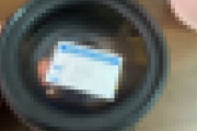 カメラレンズを購入するも値段シールが最悪な位置に貼られ、剥がれず→販売したハードオフが謝罪