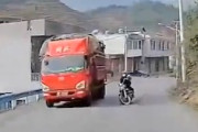 【動画】最悪のタイミングで転倒したバイクの人が亡くなった事故。