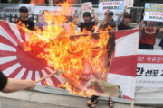 【ヘイト】「旭日旗と安倍首相も炎上中！」韓国の日本大使館で反日デモ勃発