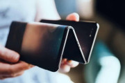 【朗報】三つ折りスマホ、発売へ