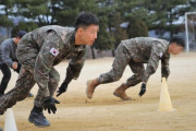「10秒以内に復帰せよ」…韓国空軍軍事訓練団で訓練兵数百人がもつれあいながら100メートル全力疾走、負傷者続！