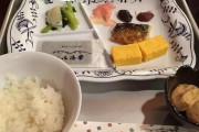 【画像】山小屋「1500円の朝定食です。がっつり食べて登山がんばって下さい」