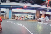 【動画】緊急走行中のパトカー、信号無視で交差点に突入して事故ってしまう...