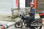 【動画】中国あるある、電柱が倒壊、走行中のバイクの前輪上にドスーン！