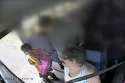 【動画】アメリカの女児、スクールバスのドアに挟まったまま引き摺り回される・・・