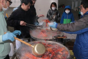 石川県中能登町の避難所の炊き出し　ズワイガニ500匹入りのみそ汁が振る舞われる