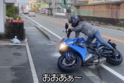 女バイク乗りの動画見てるとイライラしてくる