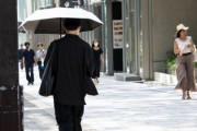 『日傘男子』が猛暑で急増！？おっさん世代が多く使っている模様「疲れにくい」