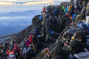 「あまりに無謀で、迷惑」富士山にピクニック並の軽装で弾丸登山、寒さしのぎに山荘へ無断侵入、大量のゴミ…大混雑で世界遺産〝取り消し〟懸念の声も　どうすれば？