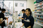 【朗報】人手不足、解消した都心のコンビニ。外国人スタッフが集まる理由は