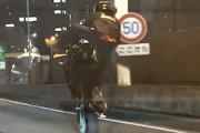 【DQN】ナンバー無し？日本の公道で無茶な運転を繰り返す外国人ライダーの映像。