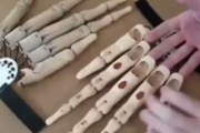 【動画】指を延長することが出来る装具の動きが想像以上にヤバすぎる