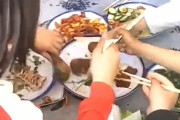 【動画】中国、子供たちも恒例の料理争奪戦、大人たちにも負けない！一瞬で無くなる！w