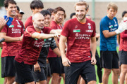 神戸のスペイン3人衆が集結！　FWボージャンが練習場に帰還、イニエスタ＆サンペールとの再会に反響