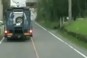【悲報】トレーラー運転手「いかん行けるかな…？行っちゃえｗ」→結果ｗｗｗｗ