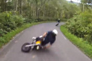 これはひどいバイク同士の事故の瞬間（北海道）カーブで転がりアタックされたライダーの車載。
