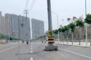 【動画】どうしてこうなった。道路のど真ん中に複数の電柱が出現してしまう中国の道路がひどいｗｗｗ