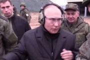 プーチン大統領、ロシア軍兵士の訓練状況を視察…地面に伏せライフル発砲する姿も！