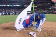 韓国人「日本人が発狂したWBC日韓戦韓国勝利セレモニー」何故日本人はマウンドに太極旗を刺されて発狂したのですか？　韓国の反応