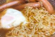 【器】即席ラーメンにはソーセージの方がいいよ