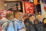 【サッカー】東京のパチンコ店のイベントにイニエスタ、シャビ、カンナバーロ、ロベルトカルロスが来店し騒然