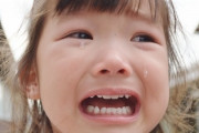子どもが外で一人で泣いていたらどうしますか？