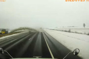 これはひどい　除雪車が飛ばした雪で大事故発生