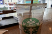 “紙ストローふにゃふにゃ問題”の最適解！『スタバ』店員も認めたテクが最強だったｗｗｗ