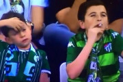 【海外の反応】「信じられない」タバコを吸う子供がサッカー中継で映り騒動も..36歳と判明し世界が仰天！