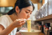 麺類を「食いちぎる」のは下品？　マナー警察vs啜れない勢で議論白熱